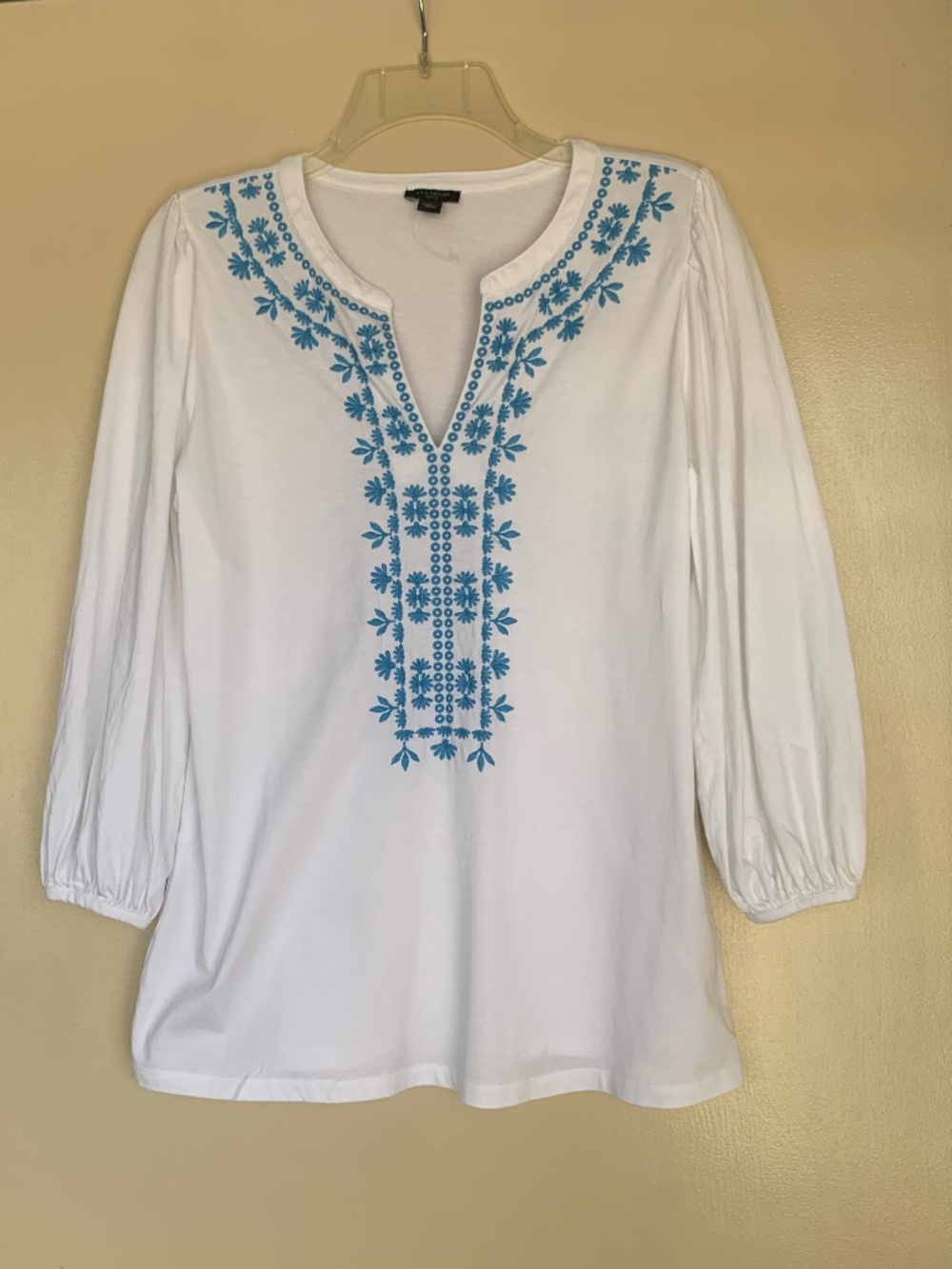 Ann Taylor White Blue Embroidered V- neck Shirt Balloon Sleeves MP Shirt